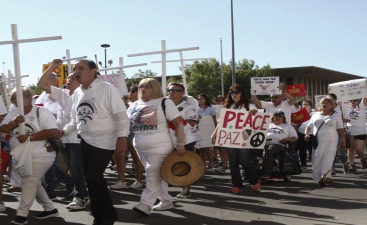 Latinos Marchan En Texas En Protesta Por El Tiroteo