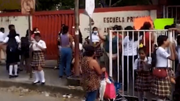 Padres De Familia Cierran Escuela En Comalcalco Por Falta De Conserje