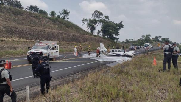 Avioneta Aterriza De Emergencia En Carretera De Veracruz