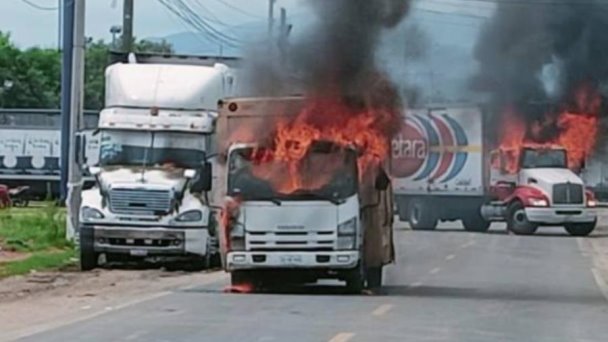 Hombres Armados Incendian Veh Culos Durante Bloqueo En La Carretera