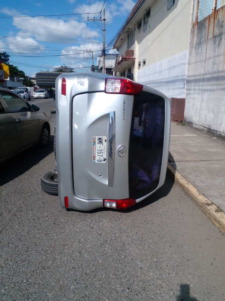 Intenta rebasar por la derecha y termina volcado en avenida México