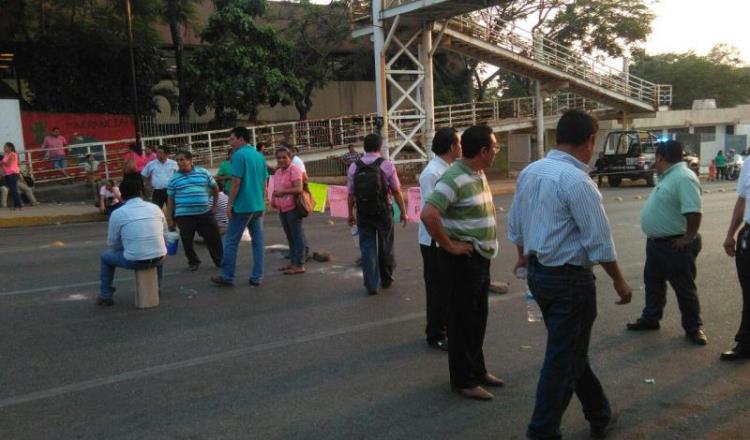 Bloquean maestros la avenida Méndez por falta de pago