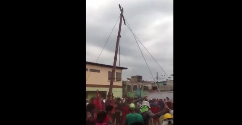 Cae Cristo de cruz de 4 metros de altura durante representación en Guatemala