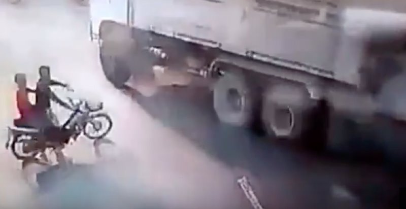 Sujeto que viaja en moto se salva de morir arrollado por un trailer