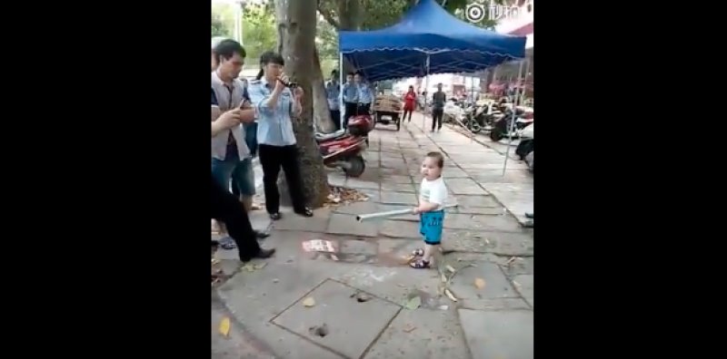 Niño de tres años chino defiende a su abuela de un desalojo