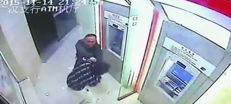 Ladrón recibe golpiza de su víctima en China