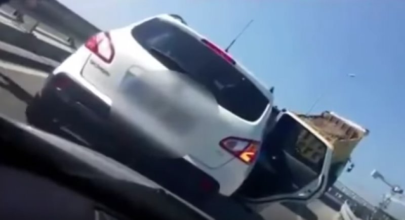 Camionero turco bloquea una carretera con arena porque lo venían siguiendo