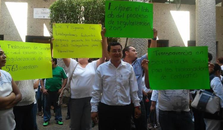 Protestan en Secretaría de Salud trabajadores por plazas