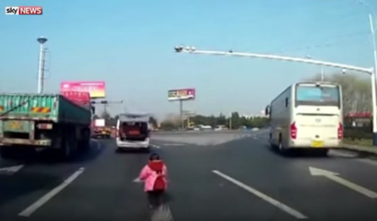 Niño cae de una camioneta en una autopista de China