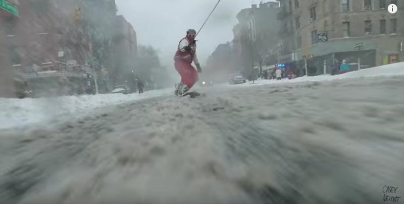 Tras una intensa tormenta, convierten calles de Nueva York en pista de snowboard