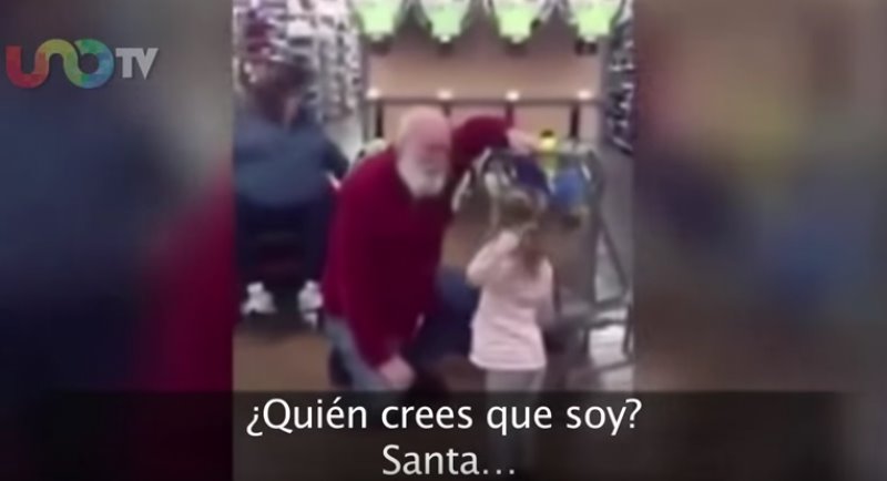 Confunde niña a hombre con Santa Claus