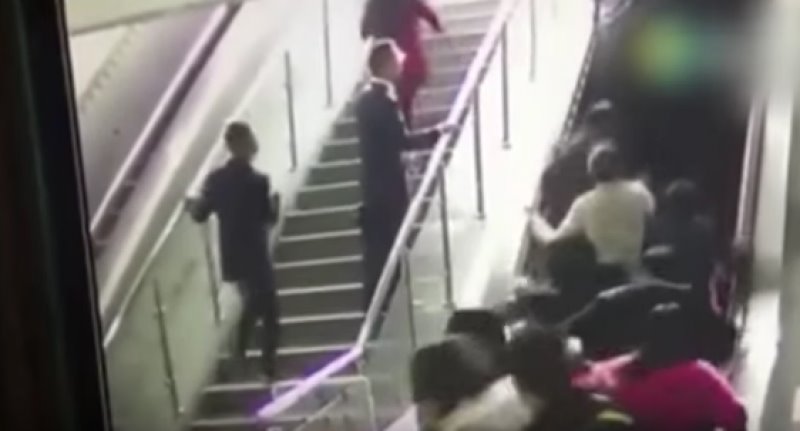 Una escalera eléctrica se regresa en China; deja cinco heridos leves