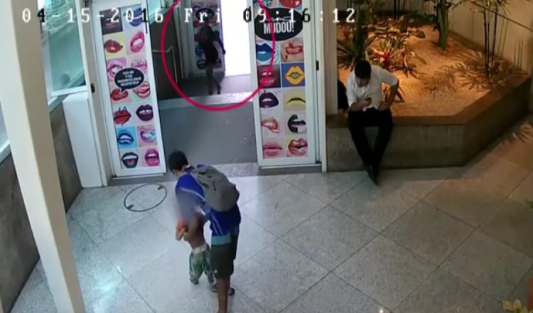 Abandonan a un niño en un centro comercial de Brasil; detienen al culpable 