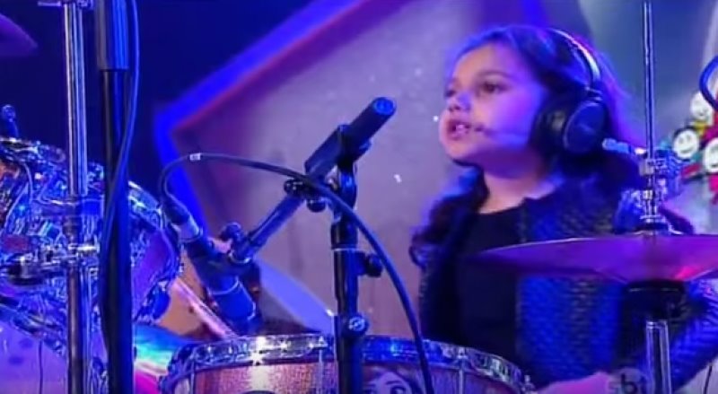 Eduarda Henklein, de seis años, toca la batería y canta una canción del grupo de rock Evanescence