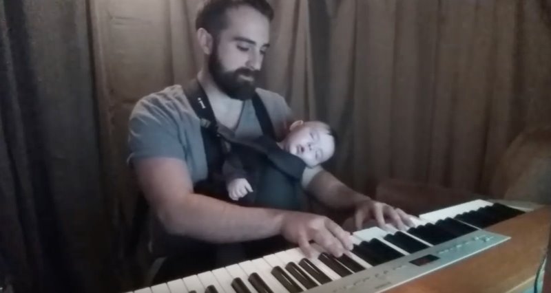 Padre duerme a su bebé con música de piano