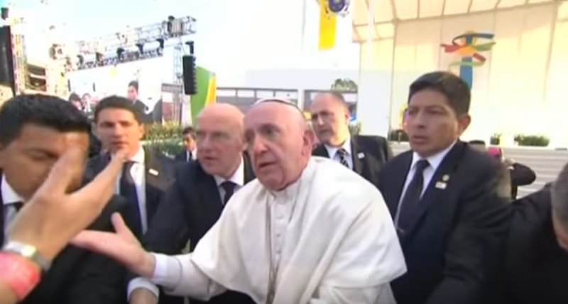 Se enoja el Papa con un joven que estuvo a punto de derribarlo