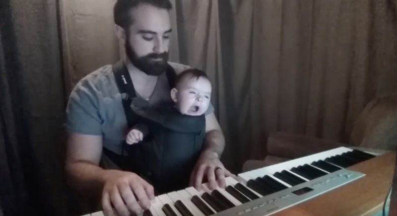 Bebé se duerme en unos segundos con canción de cuna al piano