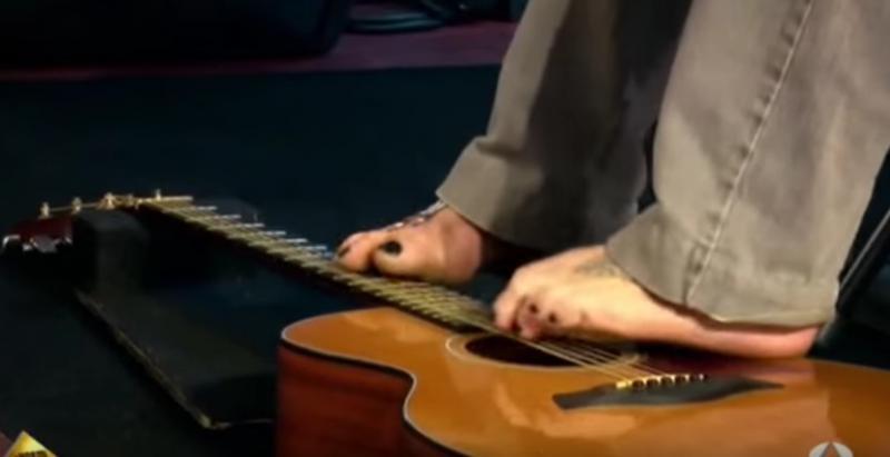 Mark Goffeney, el músico que toca guitarra con los pies