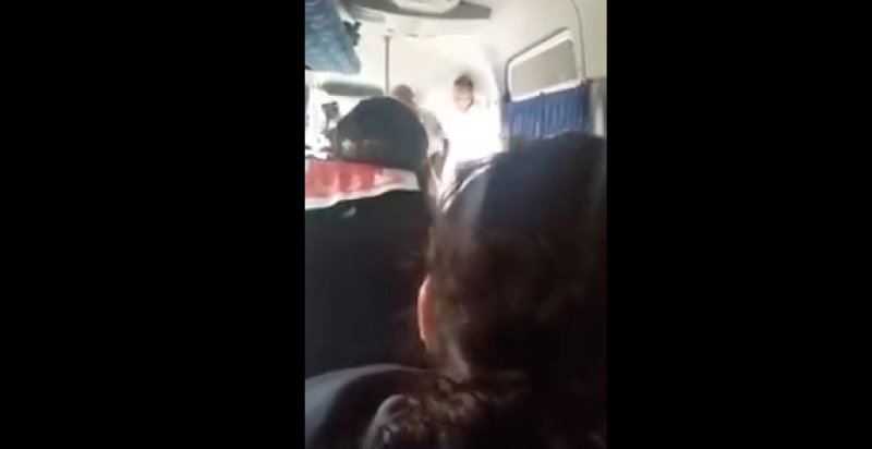 Presunto agente de Migración golpea a ciudadano en un autobús en Tabasco