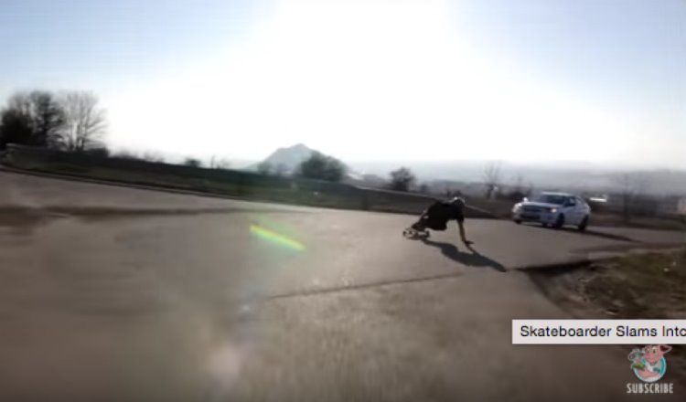 Joven en patineta se choca contra un auto