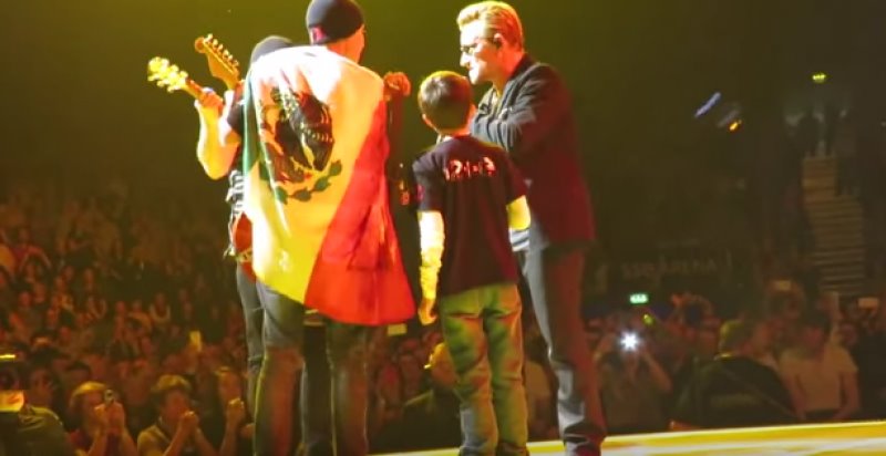 Chicos mexicanos cumplen sueño al tocar en concierto con U2