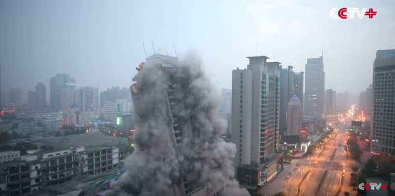 Edificio de 118 metros es demolido en China en 13 segundos
