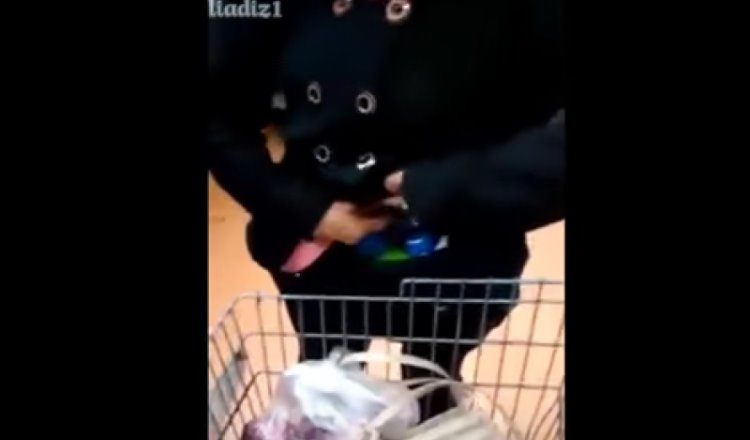 Sorprenden a mujer robando productos de una tienda de autoservicio
