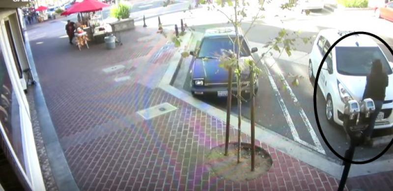 En venganza por una multa, una mujer raya el carro a un policía en California
