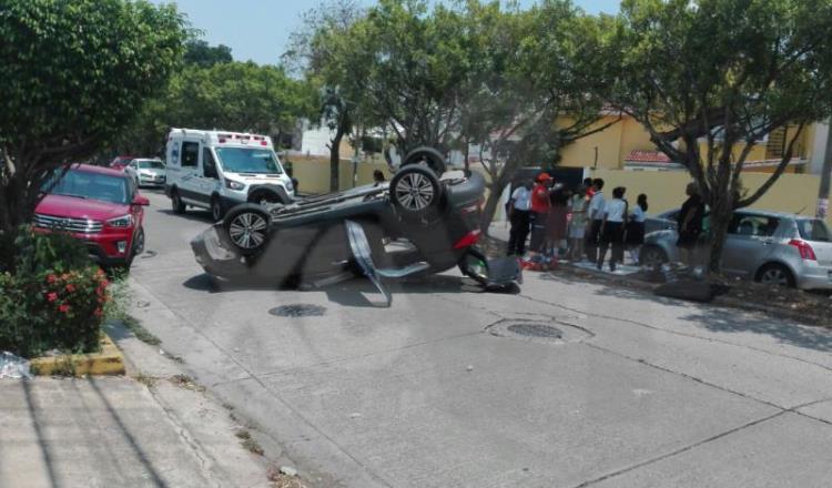 Vuelca auto en el fraccionamiento Carrizal y 3 de sus pasajeros resultan lesionados