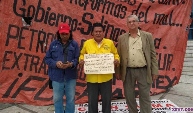 Ex trabajadores de Pemex protestan por descuentos en aguinaldos y prestaciones