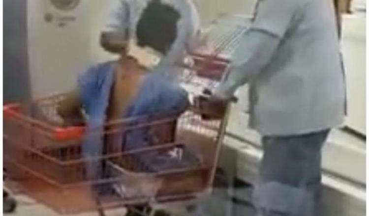 Sancionan a tres trabajadores por usar carrito de supermercado como camilla en el Rovirosa