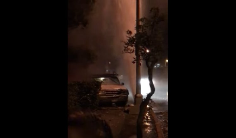 Una camioneta destruye un hidrante en Kapolei, Hawaii