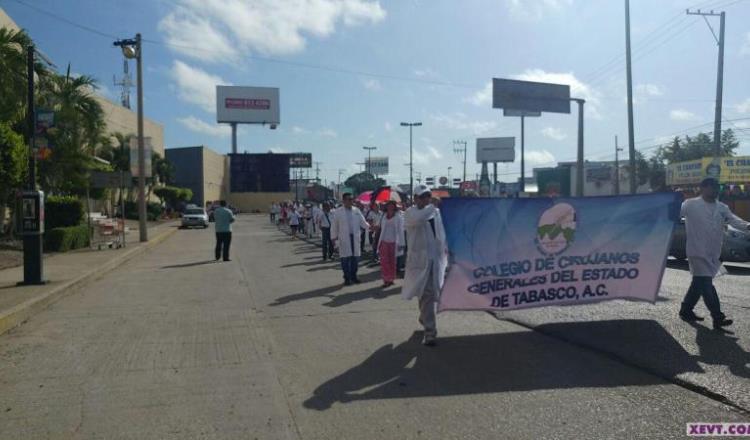 Marchan médicos en Villahermosa. Exigen justicia tras muerte de oncólogo