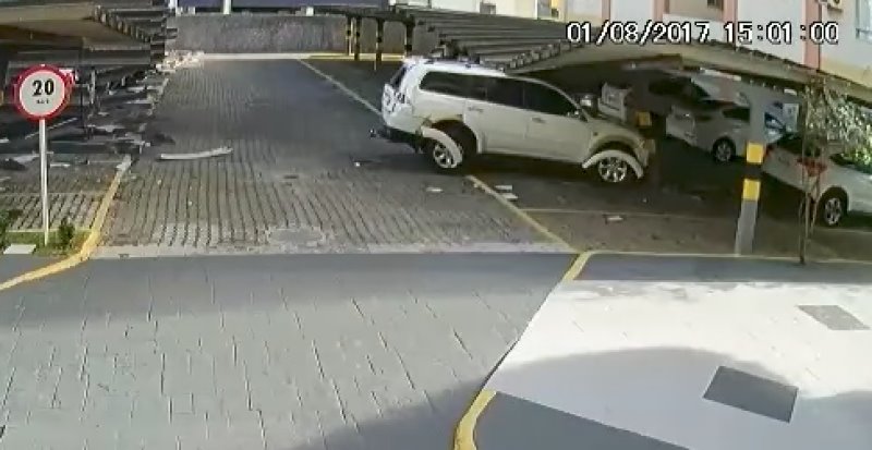 Conductor de un vehículo destruye un estacionamiento en Brasil