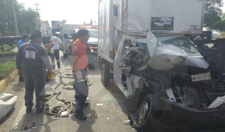 Aparatoso accidente en la Villahermosa-Cárdenas