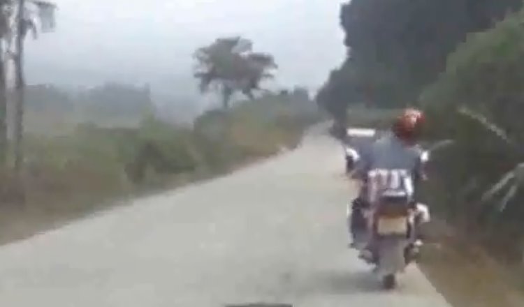 Casco salva a motociclista de morir tras ser golpeado por una roca