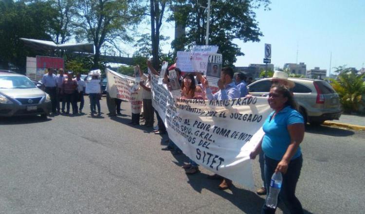 Marchan maestros del SITET; acusan irregularidades en proceso interno