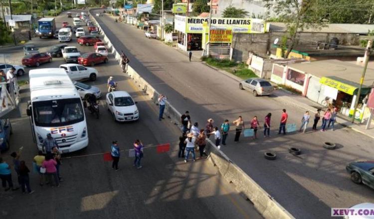 Papás de Pomoca bloquean carretera a Nacajuca… por falta de intendentes