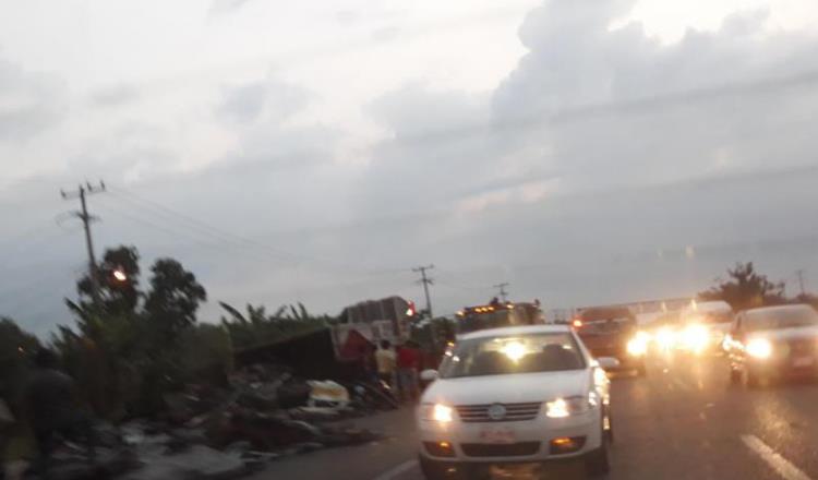 Vuelca torton tras impactar contra taxi en la Villahermosa-Frontera