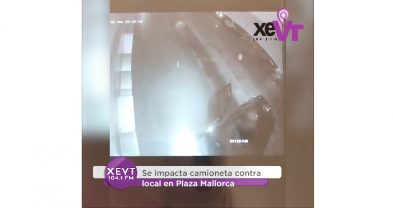 Se impacta camioneta contra local en Plaza Mallorca