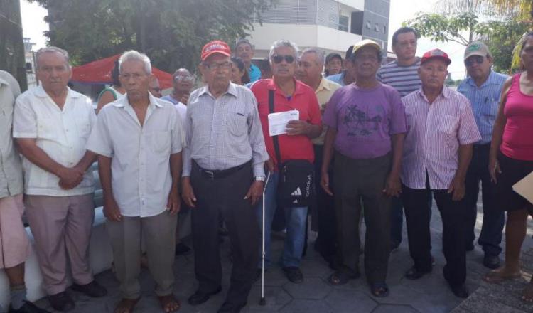 Amenazan jubilados y pensionados del ISSET con bloquear carretera Villahermosa-Coatzacoalcos