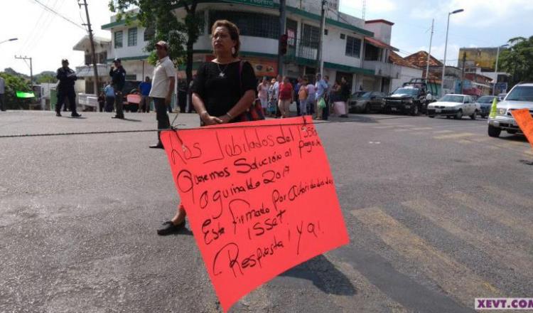 Vuelven a bloquear jubilados del ISSET, arterias del centro de Villahermosa