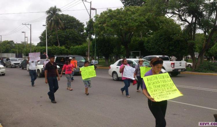 Choferes de la Unión de Transporte Transformando a Tabasco, se manifestaron en la Secretaría de Gobierno