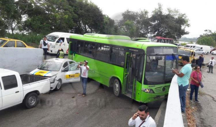 Choque entre transbuses, congestiona la prolongación de Mina en Villahermosa