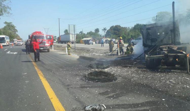 Se incendian tractocamión y auto en carretera a Cárdenas