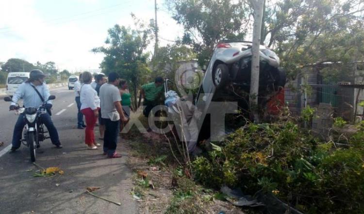 Auto queda destrozado entre unos árboles... en la Villahermosa-Frontera