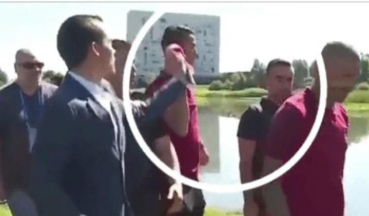 Cristiano Ronaldo lanza el micrófono de un reportero a un lago