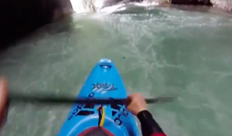 Kayakista Adrian Mattern se lanza desde una cascada en Veracruz
