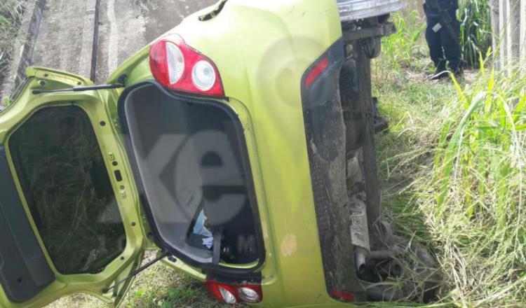 Auto accidentado en Cucuyulapa 2ª, Cunduacán fue desvalijado por pobladores