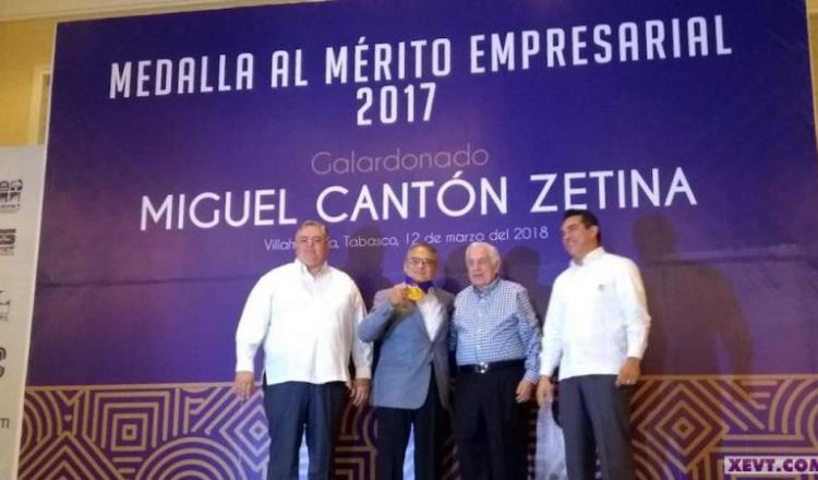 Otorgan Medalla al Mérito Empresarial a Miguel Cantón Zetina